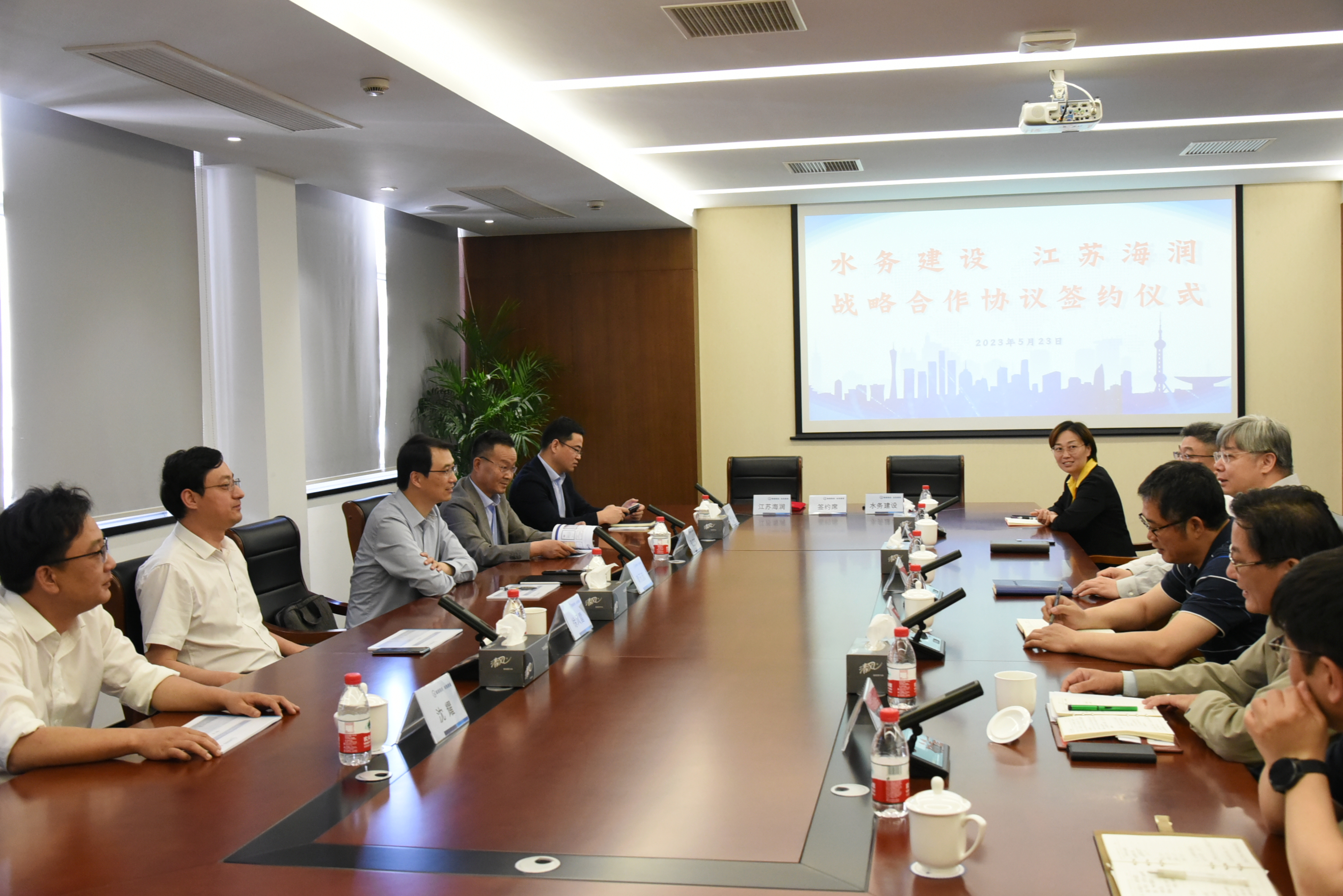 全新部署 共促发展|龙8国际官方网站集团和上海水务签署战略合作 开启水务合作新篇章